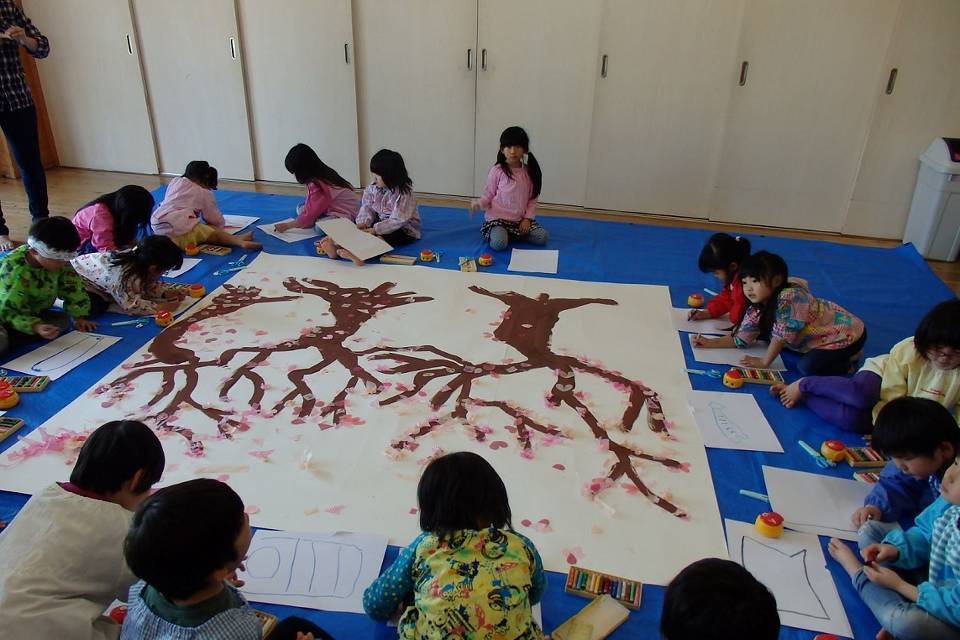 写真：創作貼り絵授業の様子