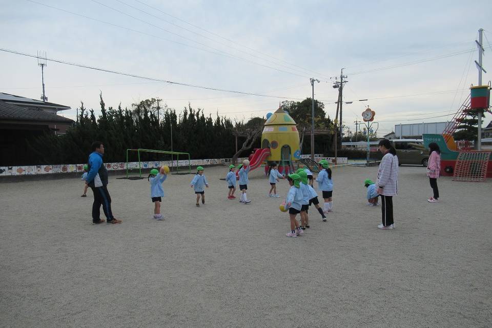 写真：ボール遊びの様子