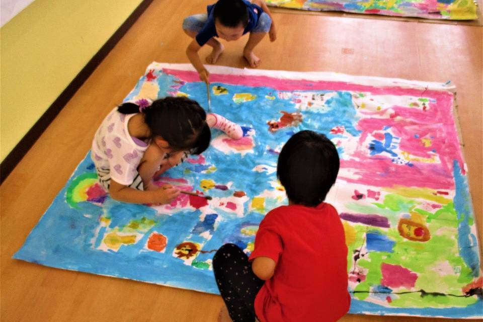 写真：お絵描き中の子供たち