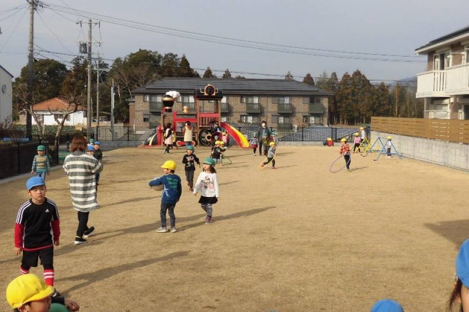 写真：園庭で遊ぶ子供たち