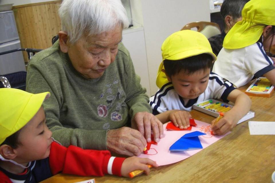 写真：お絵描き中の子供たち