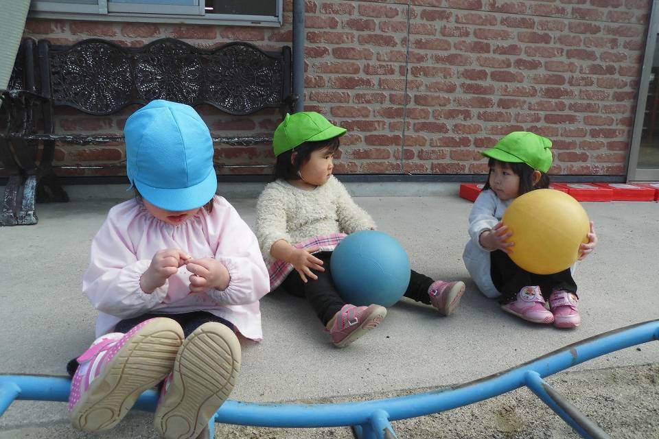 写真：ボール遊び中の子供たち