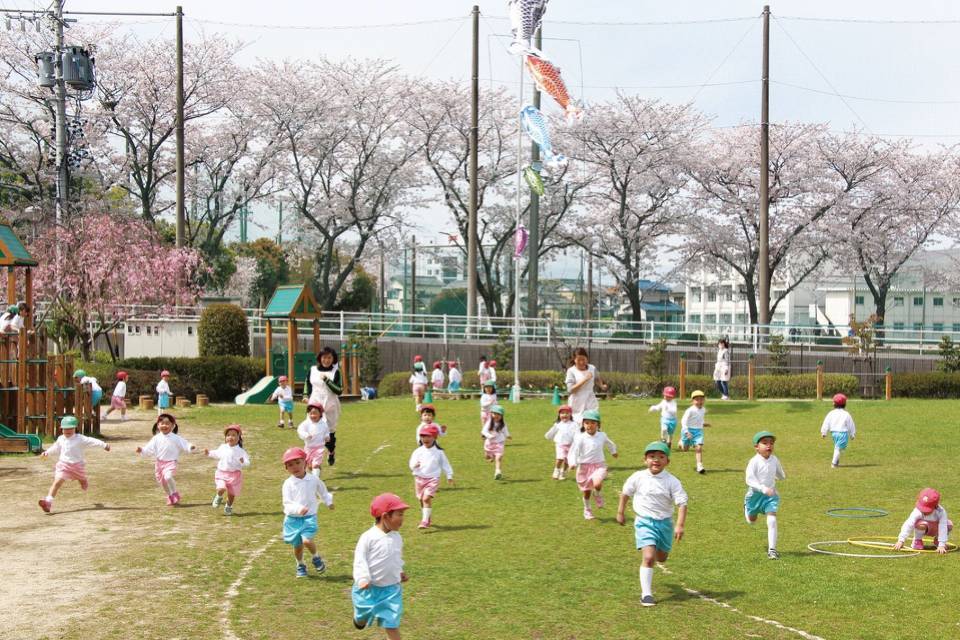 写真：運動中の子供たち