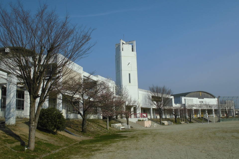 写真：郡山小学校外観