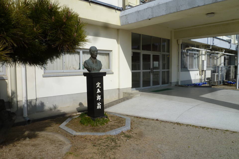 写真：牧田小学校銅像と外観
