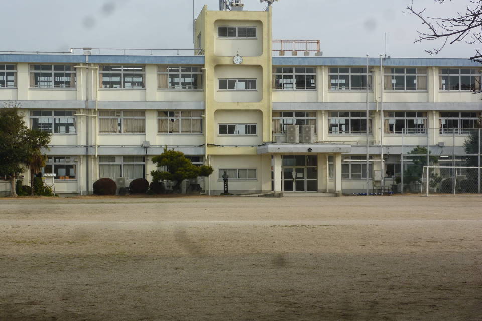 写真：牧田小学校外観1