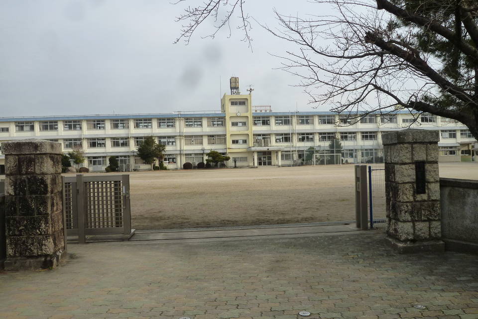 写真：牧田小学校外観2