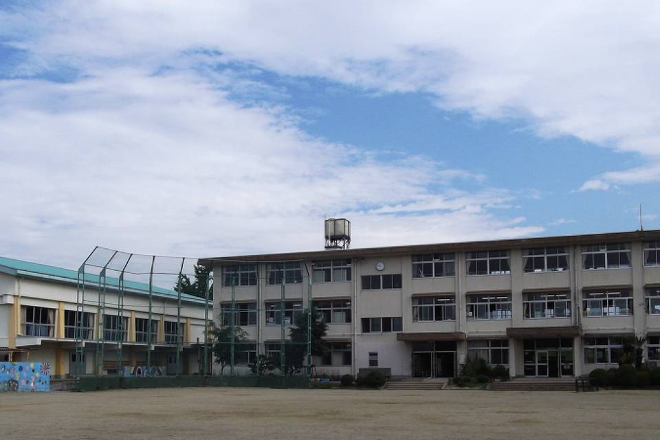 写真：井田川小学校外観2