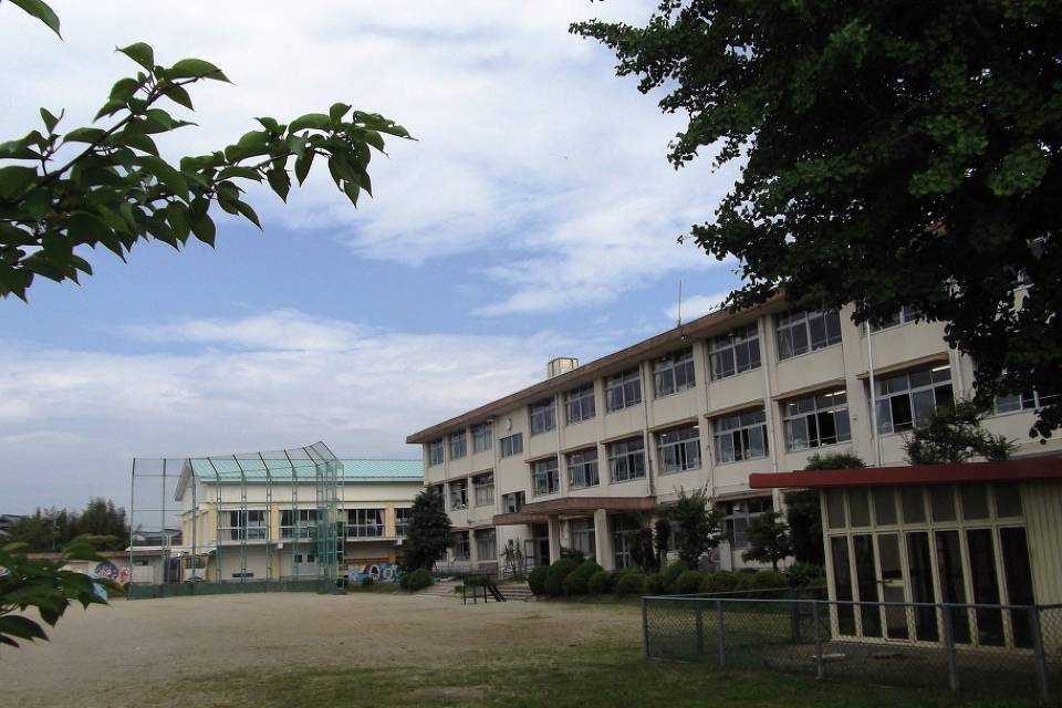 写真：井田川小学校外観3