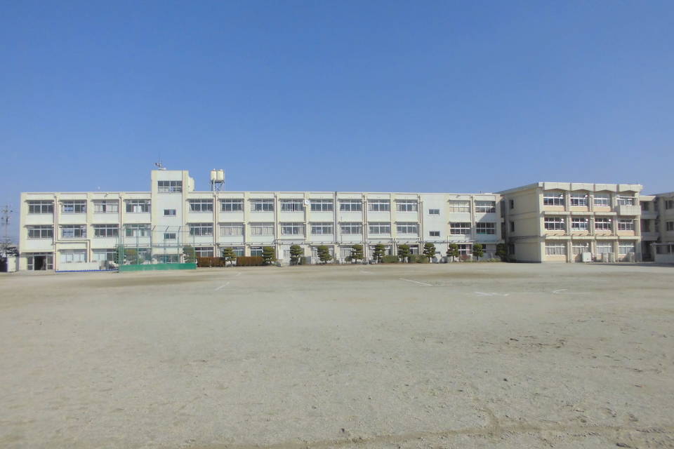 写真：一ノ宮小学校外観1