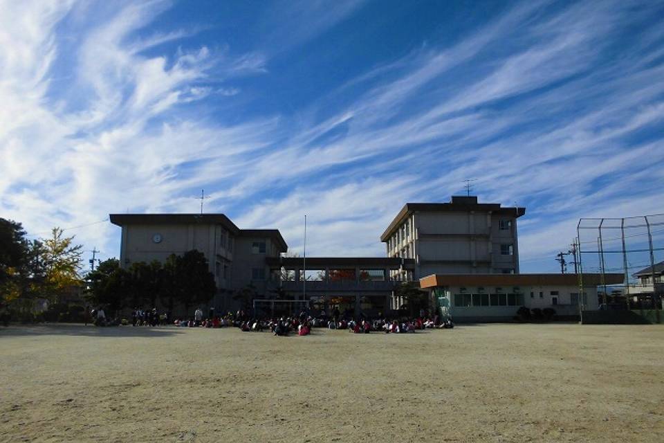 写真：箕田小学校外観