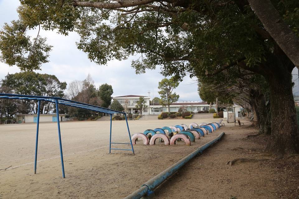 写真：鈴西小学校外観