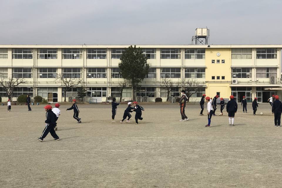 写真：校庭の児童たち