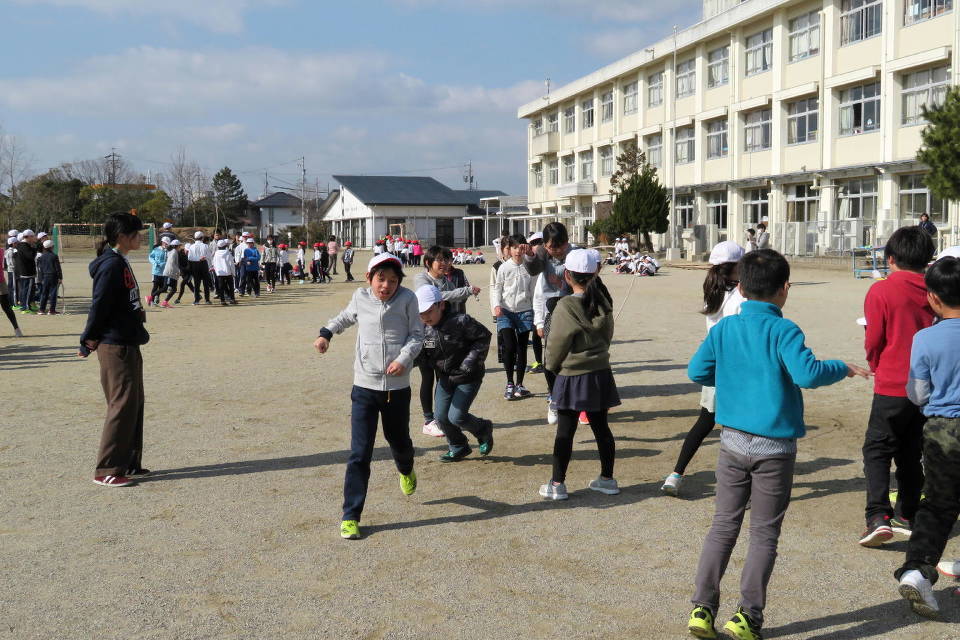 写真：校庭の児童たち