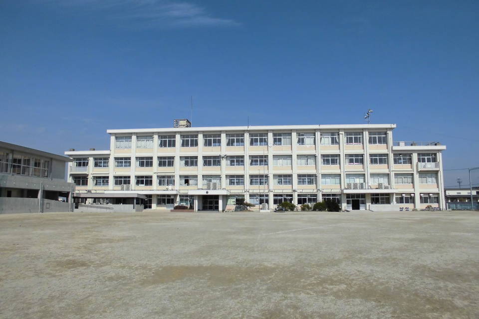 写真：栄小学校外観