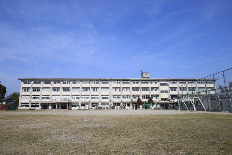 写真：国府小学校外観