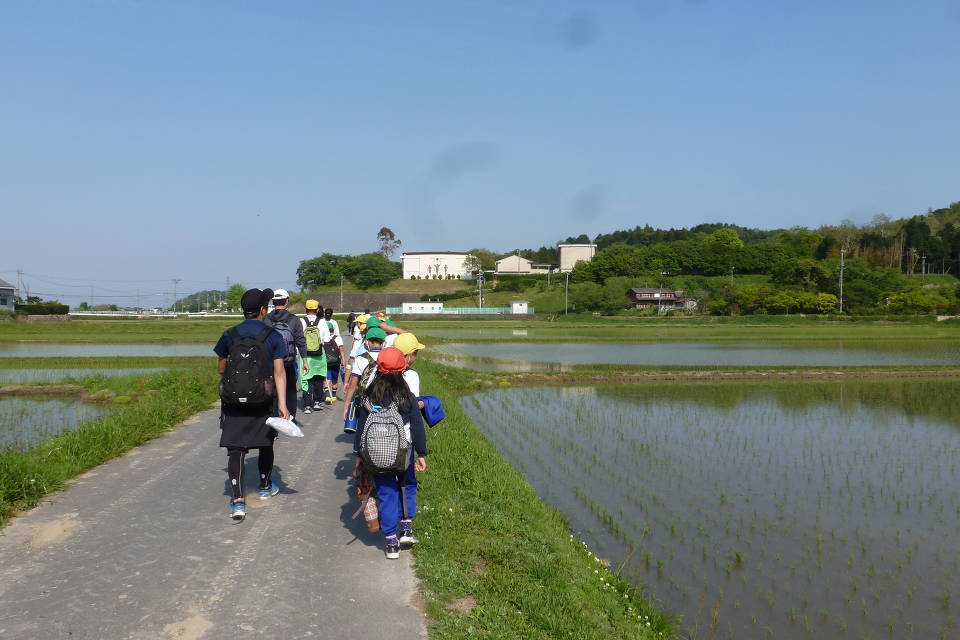 写真：校区外通学の児童たち