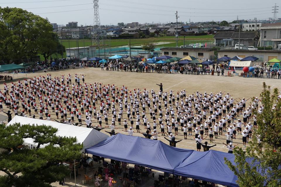 写真：運動場の児童たち