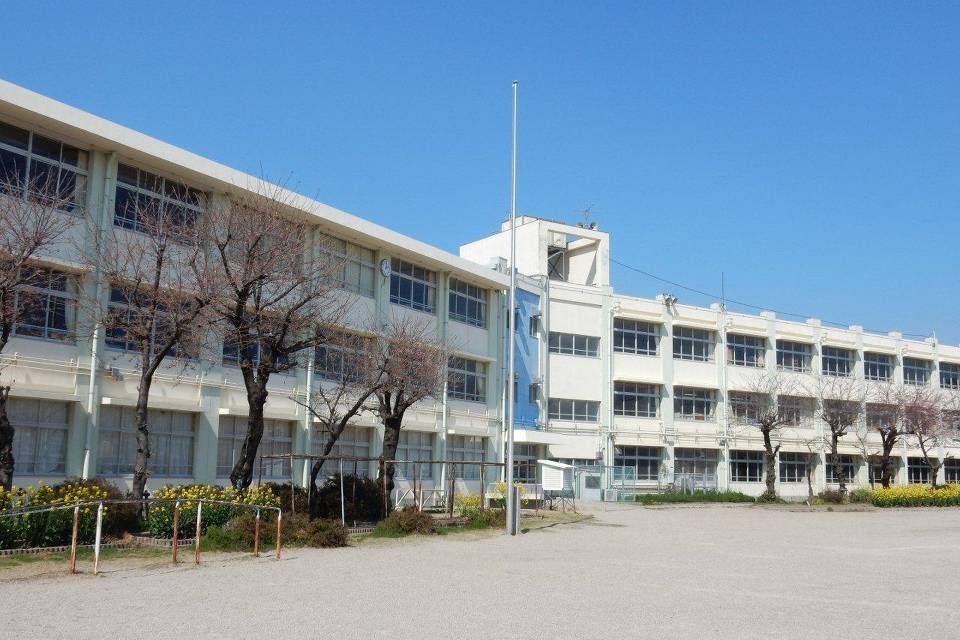 写真：飯野小学校外観