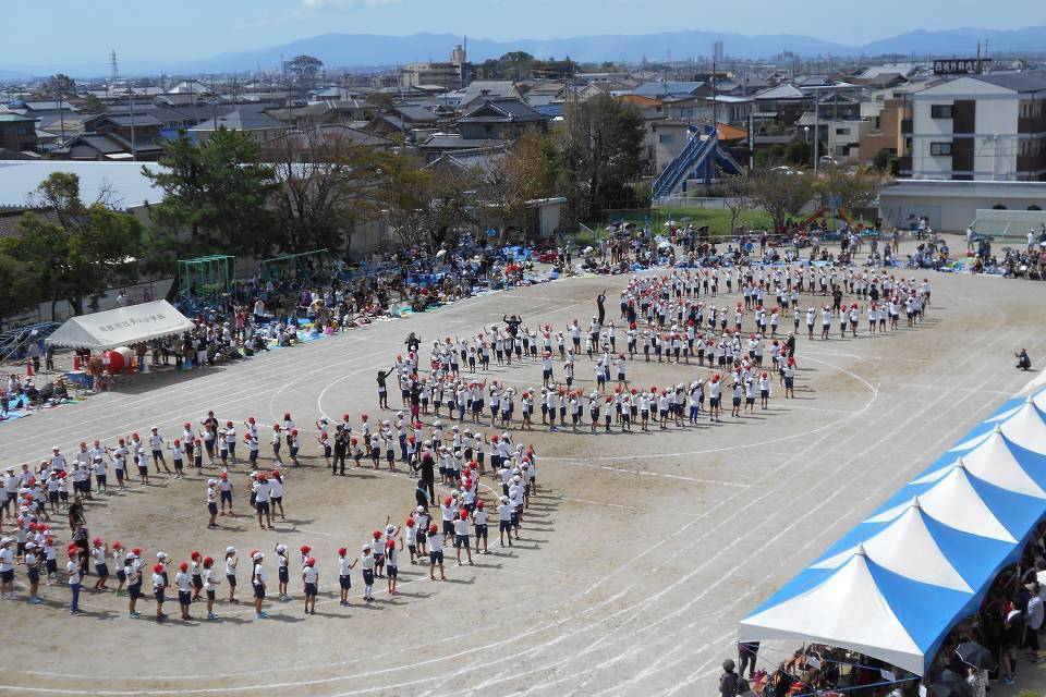 写真：運動場の児童たち