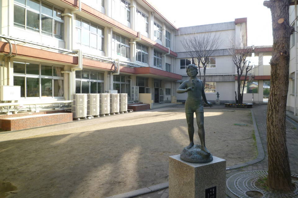 写真：神戸小学校校庭