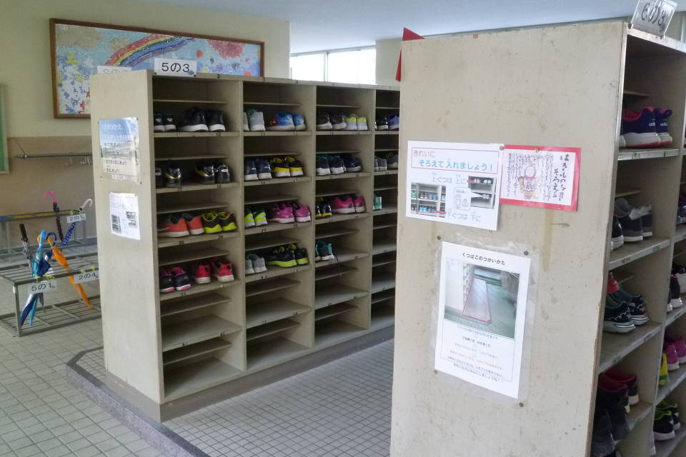 写真：神戸小学校校内下駄箱