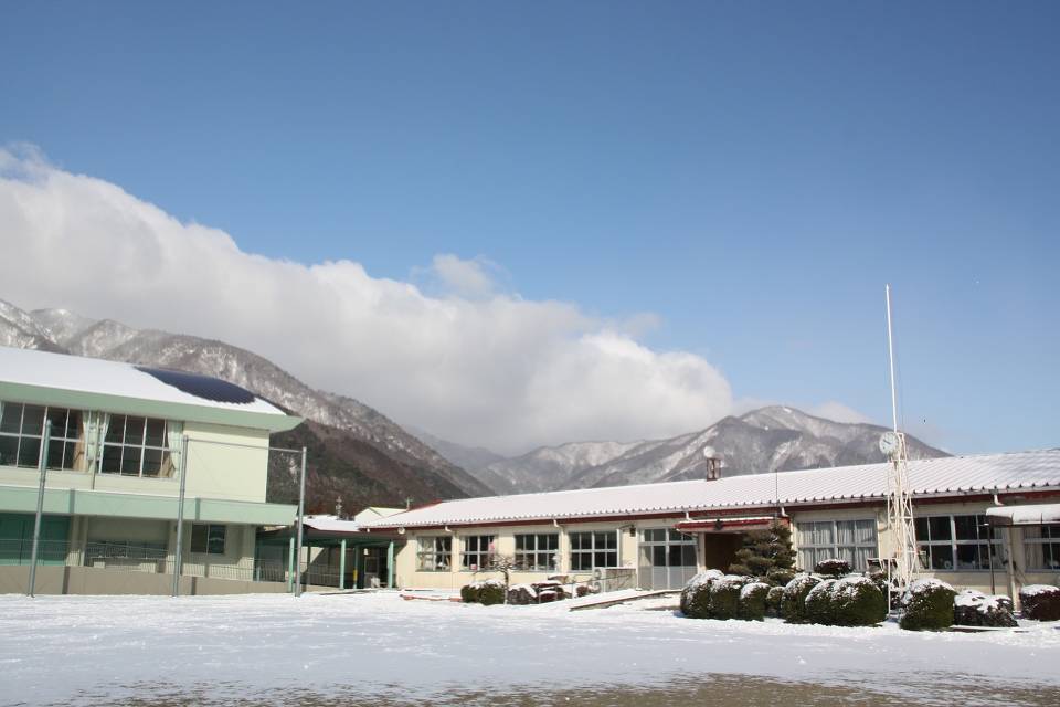 写真：冬化粧をした学校