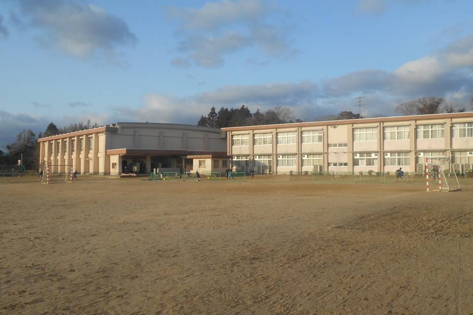 写真：天栄中学校体育館側