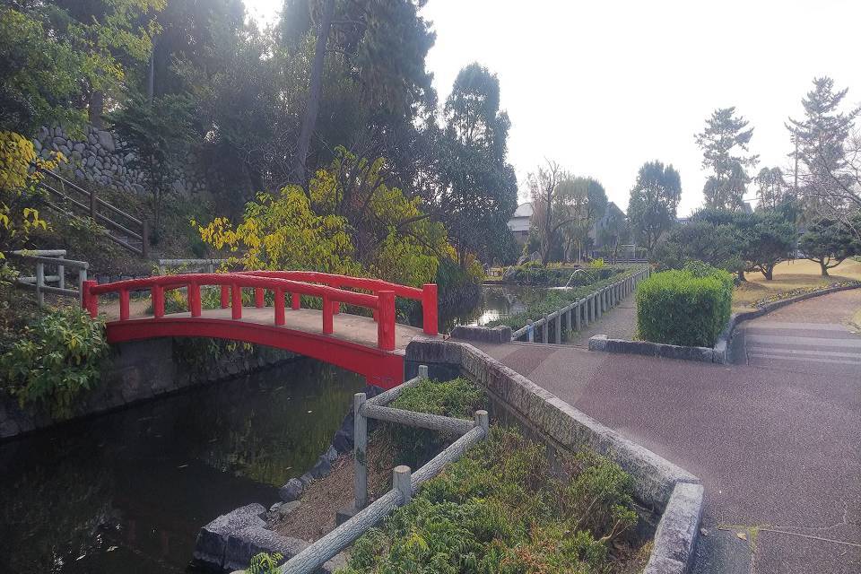 写真：お堀の赤い橋