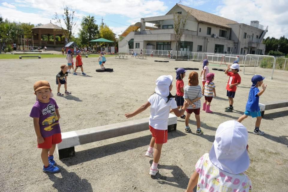 写真：園庭で遊ぶ子供たち