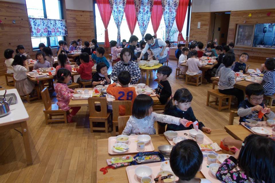 写真：給食を食べる子供たち