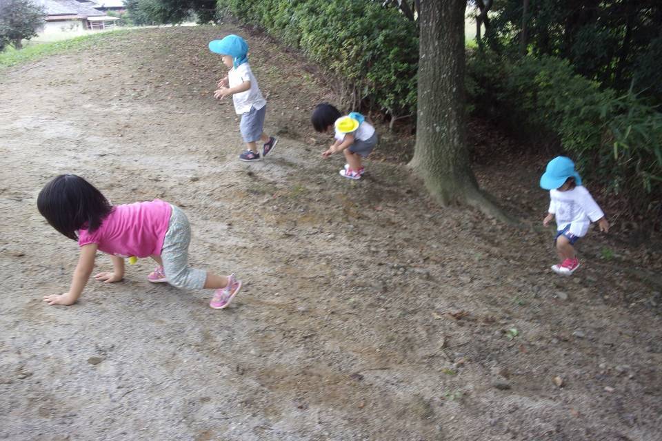 写真：外で遊ぶ子供たち