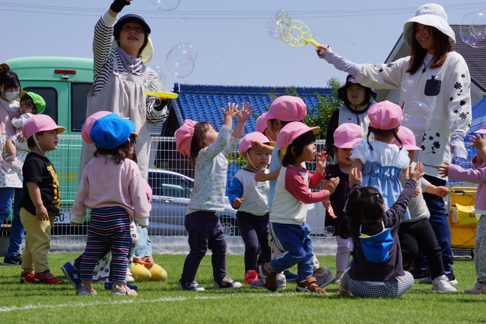 写真：晴れた日のシャボン玉遊び
