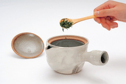 写真：急須と茶葉