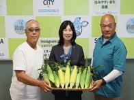 鈴鹿市農家からの農産物（トウモロコシ）の贈呈に伴う表敬訪問