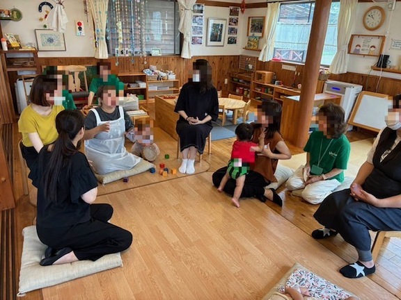 写真：先輩ママを交えた交流会の様子