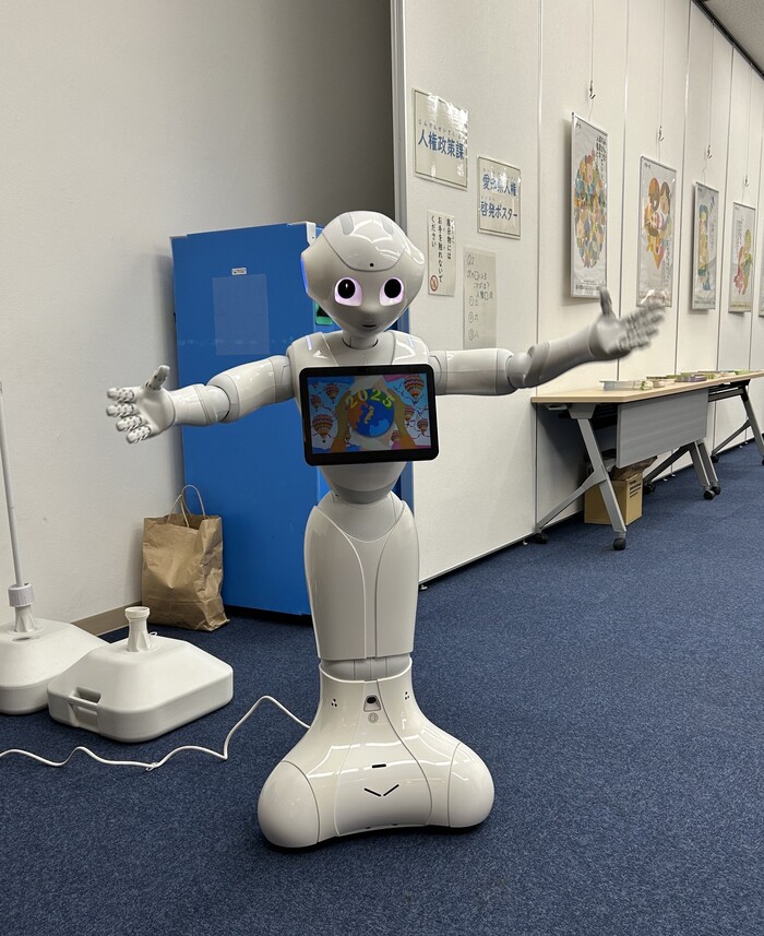 じんけんフェスタinすずかでのペッパーくんの啓発活動の写真