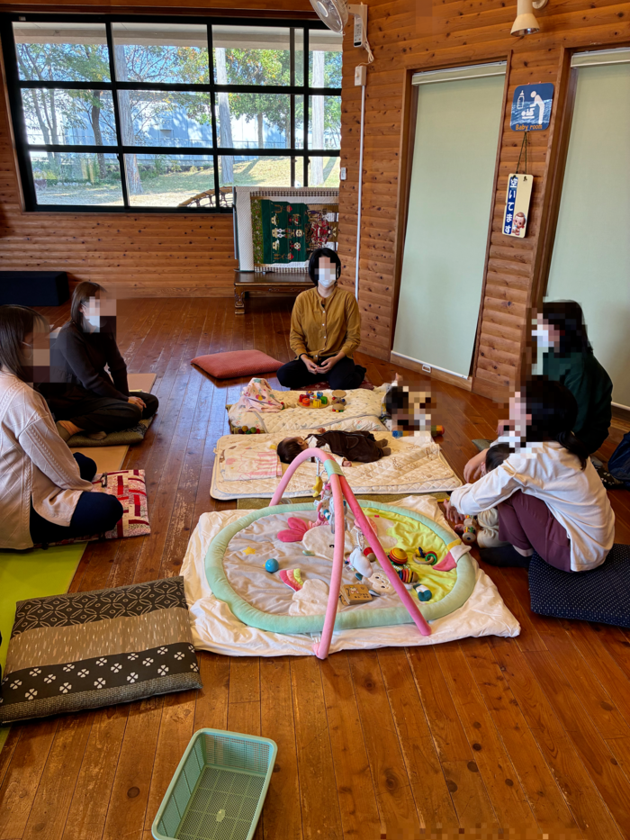 写真：先輩ママを交えた交流会の様子