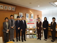 株式会社サカタからの書棚寄贈式