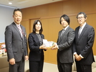 園児・児童うがい用の粉末緑茶の贈呈式