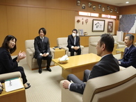 園児・児童うがい用の粉末緑茶の贈呈式