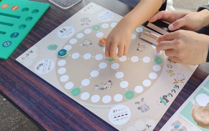 かりうちを遊ぶ様子