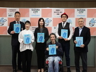 絵本「ジーンズをはきたい！」の寄贈に伴う表敬訪問