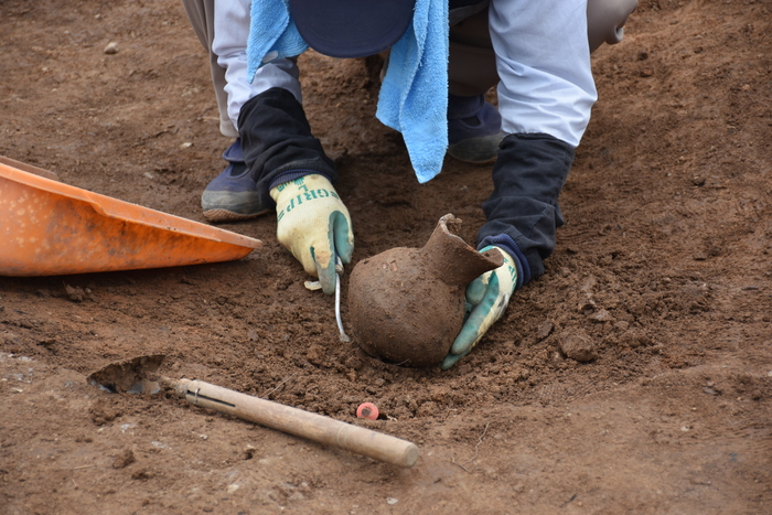 磐上山遺跡 遺物取り上げ
