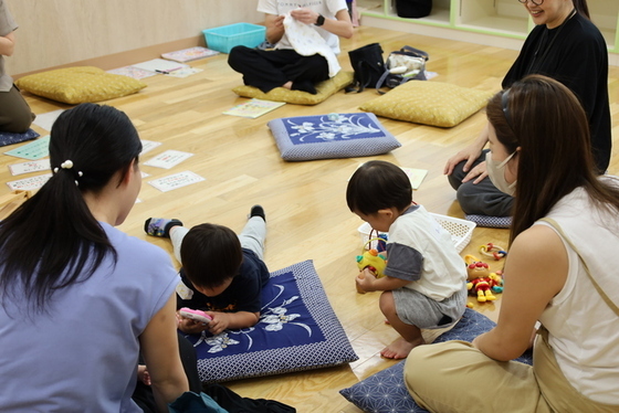 写真：こどもを遊ばせながらおしゃべり