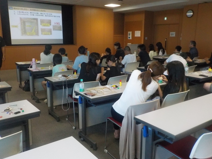 環境にやさしいランタン作り工作教室の様子