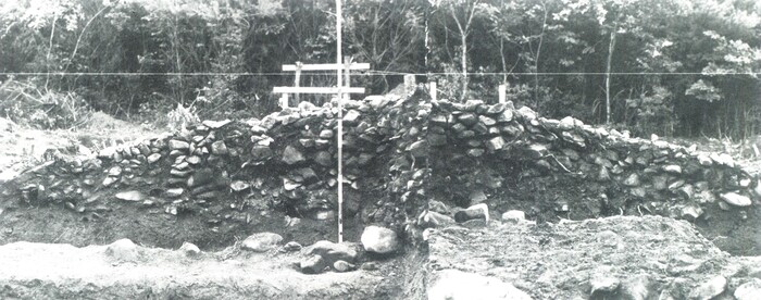 写真：大欠積石遺跡　積石断面