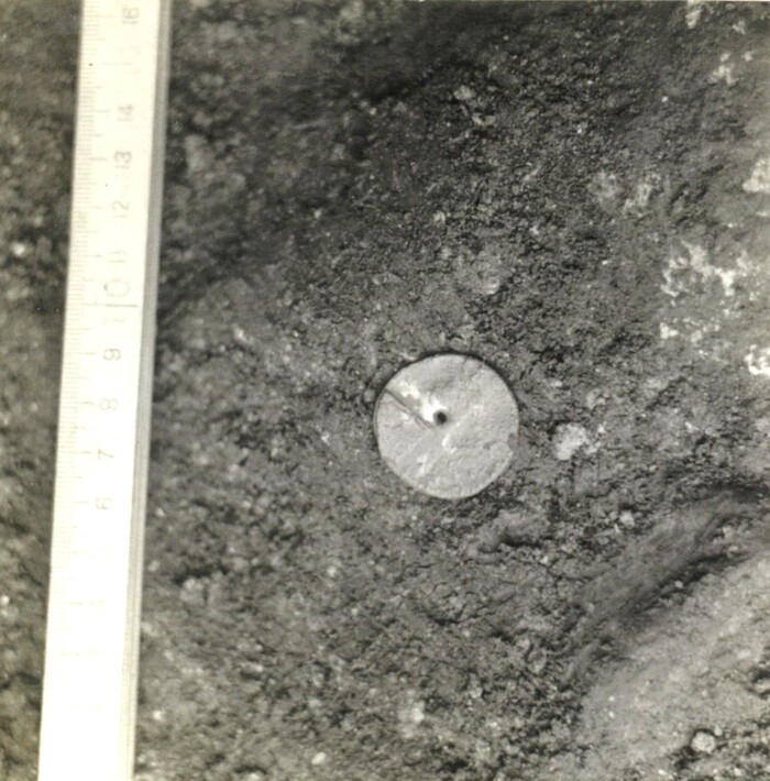 写真：北野古墳　無文銭出土状況